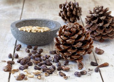 Taze süper ve ormandan çam fıstığı.