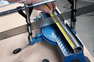 Kesmeden önce pvc boruölçümü tesisatçısı.