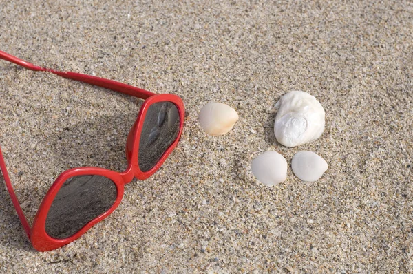 Red Sunglasses on the Beach — Stock Photo, Image