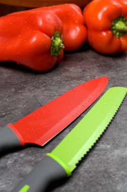 Kırmızı biber kırmızı ve yeşil bıçaklarla