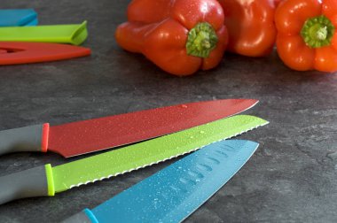 Kırmızı biber ile kırmızı, yeşil ve mavi bıçaklar