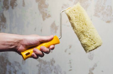 Elini bir rulo boya veya wallapering için