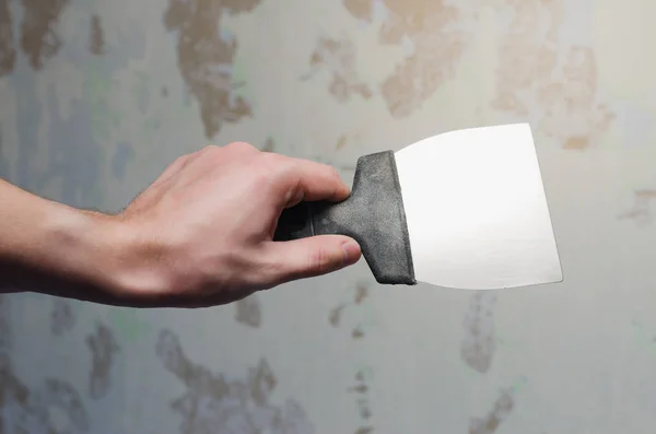 Adamın elinde mala. Duvar kağıdı kurtulmak için aracı