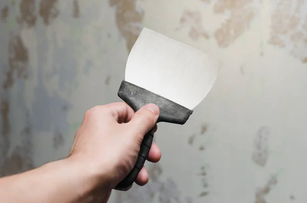 Adamın elinde mala. Duvar kağıdı kurtulmak için aracı