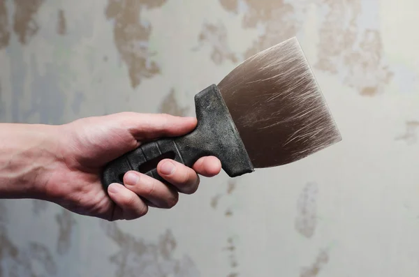 Adamın elinde mala. Duvar kağıdı kurtulmak için aracı