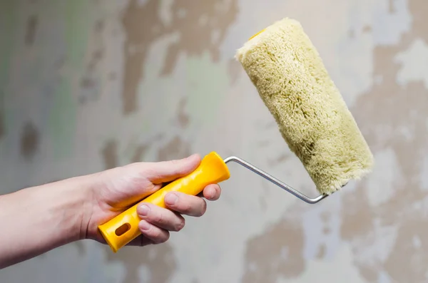 Elini bir rulo boya veya wallapering için