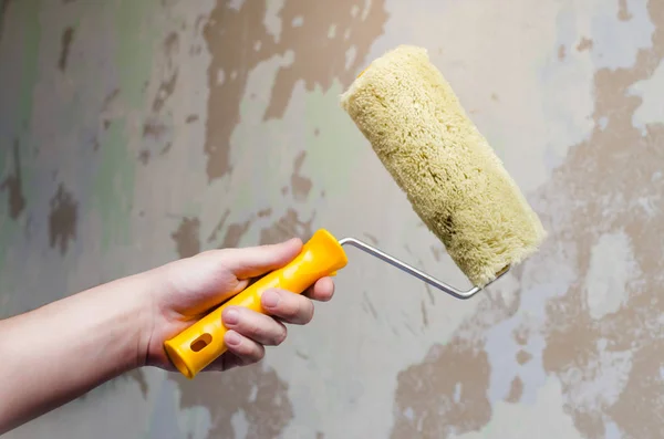 Elini bir rulo boya veya wallapering için