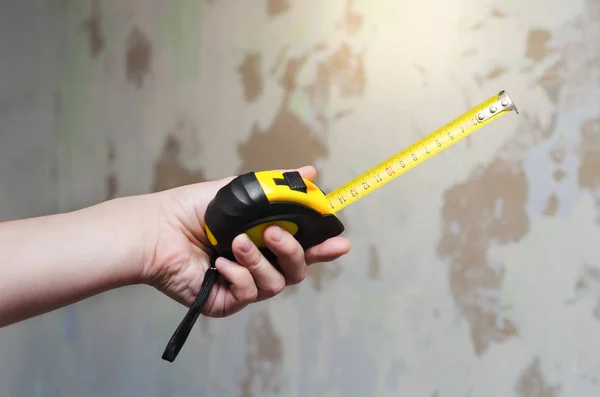 bir adamın elinde kıstas