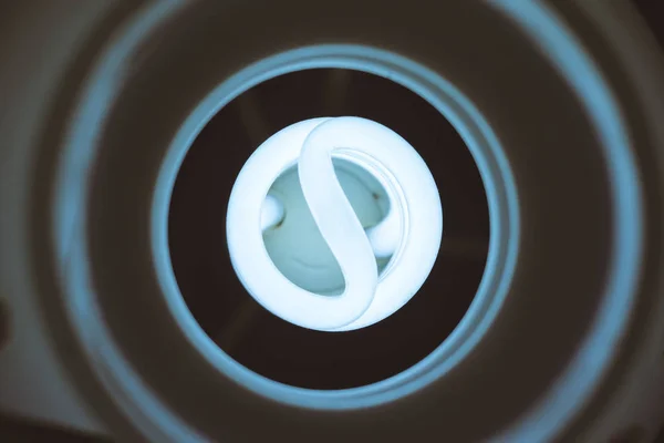 Işıklı ampul mavi zemin üzerine