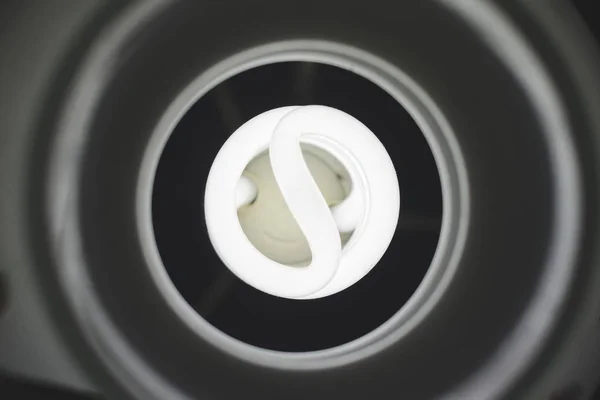 Işıklı ampul mavi zemin üzerine