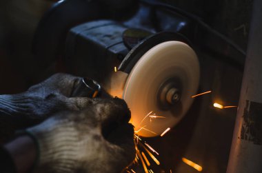 Fabrika işçi atölye taşlama, çelik çubuk aşındırıcı disk ve uçan ile kıvılcım