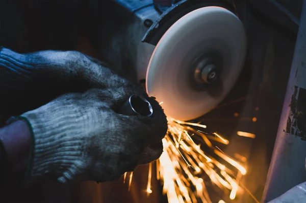 Fabrika işçi atölye taşlama, çelik çubuk aşındırıcı disk ve uçan ile kıvılcım