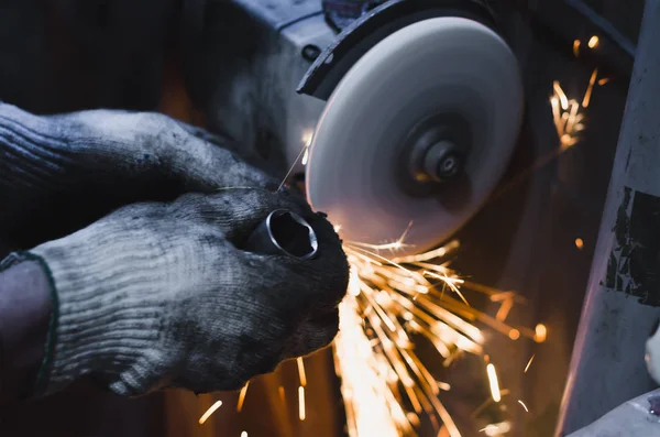 Fabrika işçi atölye taşlama, çelik çubuk aşındırıcı disk ve uçan ile kıvılcım