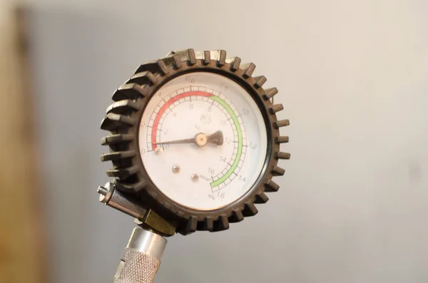 Endüstriyel Manometre basınç göstergesi beyaz bir arka plan üzerinde izole. Hava kompresör silah Manometre siyah iğne ve renk ölçeği ile psi veya bar için.