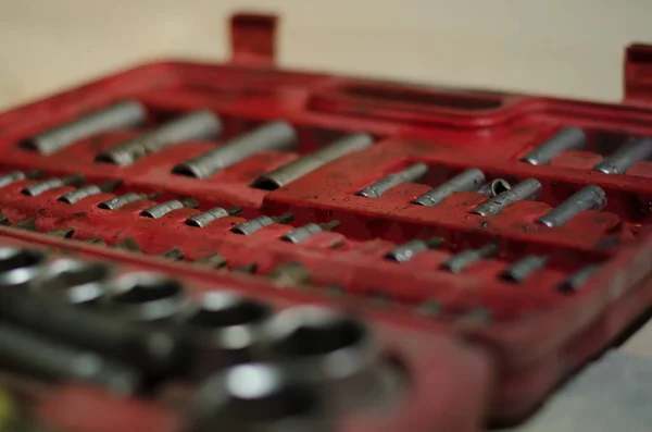 kırmızı bir kutu içinde çeşitli metal araçları araç kiti