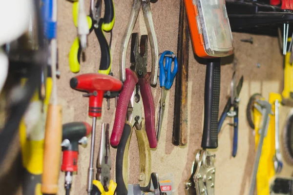 Araba tamir araçları. ahşap duvarda asılı farklı eski araçlar.