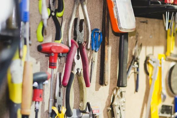 Araba tamir araçları. ahşap duvarda asılı farklı eski araçlar.