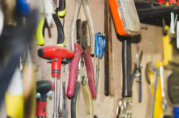 Araba tamir araçları. ahşap duvarda asılı farklı eski araçlar.