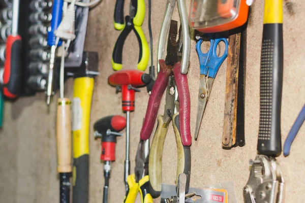 Araba tamir araçları. ahşap duvarda asılı farklı eski araçlar.
