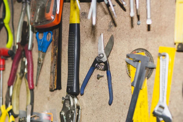 Araba tamir araçları. ahşap duvarda asılı farklı eski araçlar.