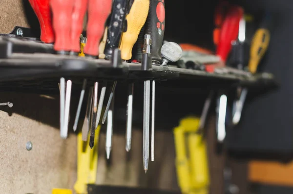 Araba tamir araçları. ahşap duvarda asılı farklı eski araçlar.