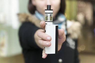 elektronik sigara teneffüs edilmesi bir kadının yakın çekim