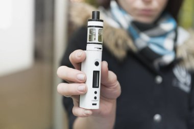 elektronik sigara teneffüs edilmesi bir kadının yakın çekim