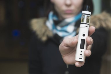 elektronik sigara teneffüs edilmesi bir kadının yakın çekim