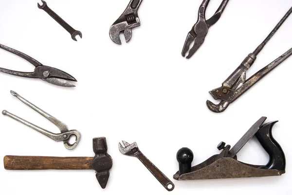 İnşaat el aletleri düz yatıyordu