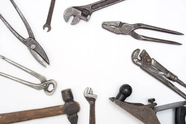 İnşaat el aletleri düz yatıyordu