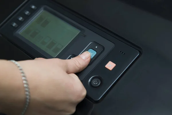 Kadın parmak üstünde başlamak ve bir baskı yapmak hazýr hale getirmek