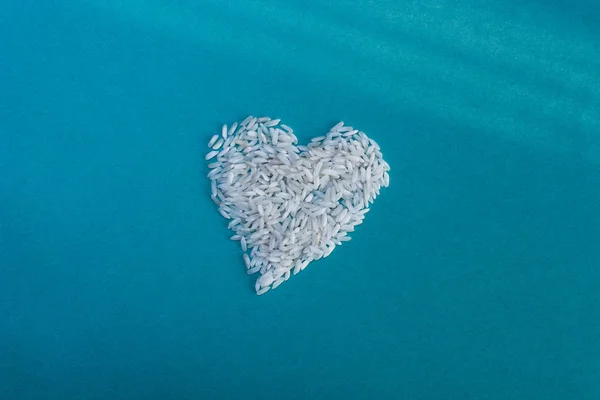 kalp, pirinç rustik mavi arka plan, üstten görünüm, Sevgililer günü, metin için yer üzerine koydu