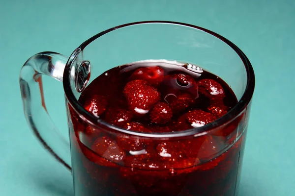 Çilek reçeli cam yeşil zemin üzerine