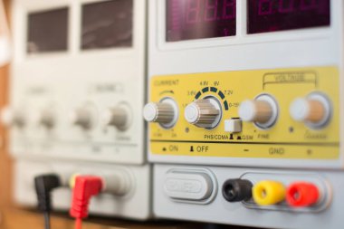 Anahtarlayıcıları dc güç kaynağı üzerinde