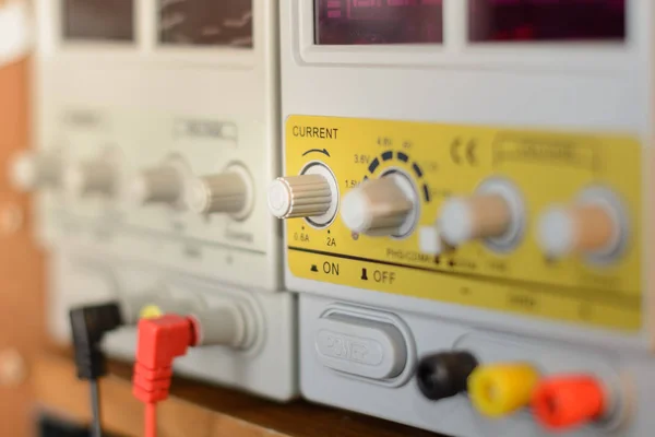 Anahtarlayıcıları dc güç kaynağı üzerinde