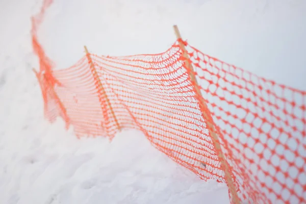 Plastik çit kışın kayak pisti