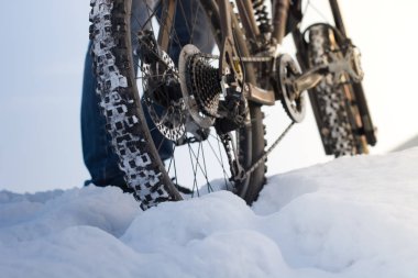 Kışın kar üzerinde bisiklete binmek