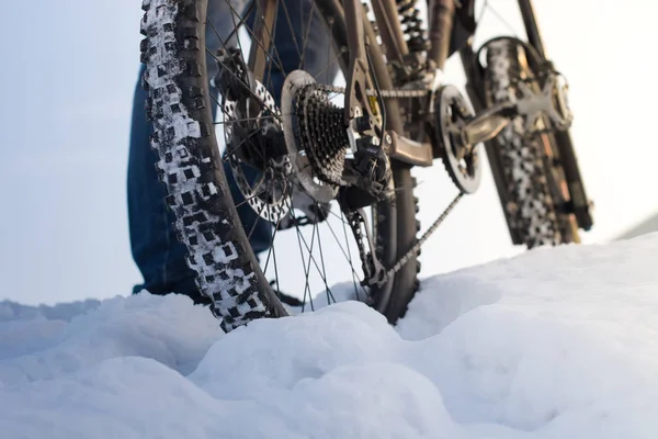 Kışın kar üzerinde bisiklete binmek