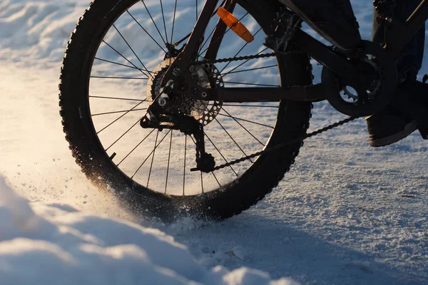 Kışın kar üzerinde bisiklete biniyor