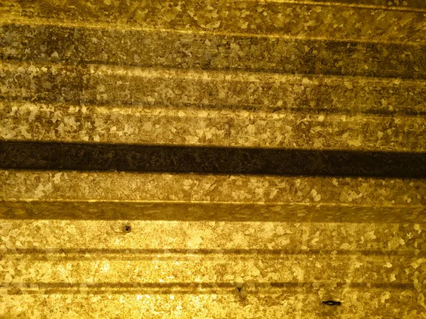직류 전기를 통한 금속 질감된 배경 표면 — 스톡 사진