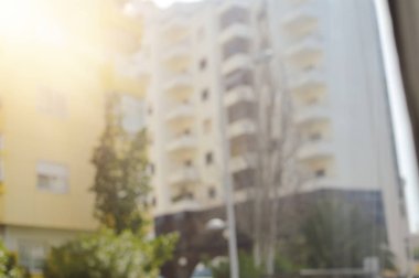 Yeşil ağaçlar ve bina parlak açık havada arka plan soyut bulanık görünümü