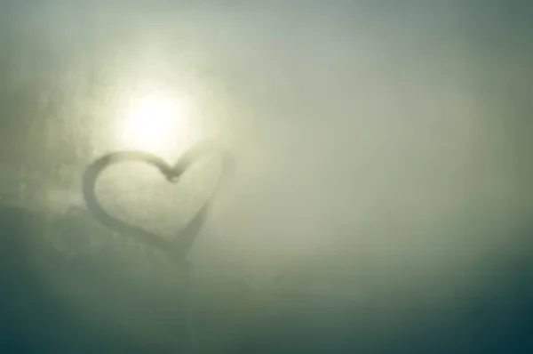Ett Kärlekshjärta Målat Dimmig Glasfönsterbakgrund Närbild Foto Härlig Känslomässig Humör Stockbild