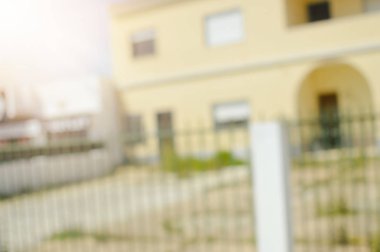 Güneşli açık zemin de binanın bulanık soyut dış