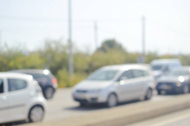 Trafik güneşli yolu açık havada arka plan üzerinde bulanık görüntü. Ufuk zemin kavramı