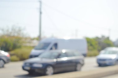 Trafik güneşli yolu açık havada arka plan üzerinde bulanık görüntü. Ufuk zemin kavramı