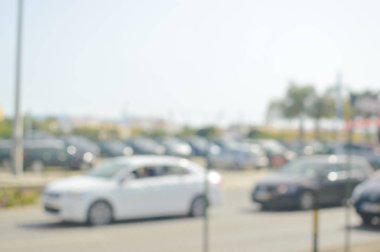 Trafik güneşli yolu açık havada arka plan üzerinde bulanık görüntü. Ufuk zemin kavramı