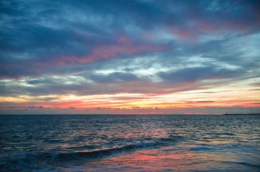 Deniz açık güneşli arka plan üzerinde doğal renkli şafağın sihirli saat