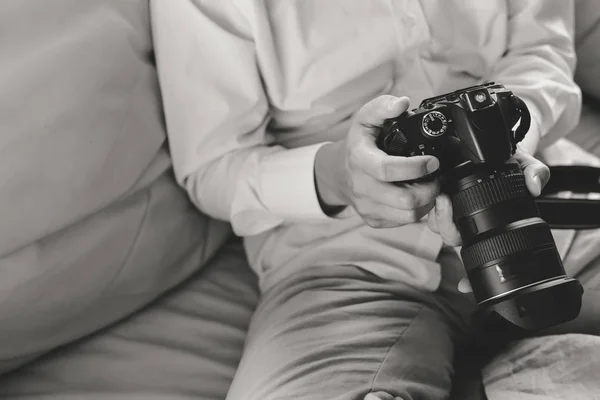 Siyah Beyaz Portre Resim Dslr Fotoğraf Makinesi Kanepede Oturan Bir — Stok fotoğraf