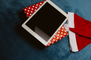 Oslo, Norveç - 05 Aralık 2016: üstten görünüm portre Apple Ipad 2 tablet için açık mavi renkli meşgul Noel zamanında hazır. Soyut dekorasyon boşaltmak x-mas kısa mesaj için boş ekran