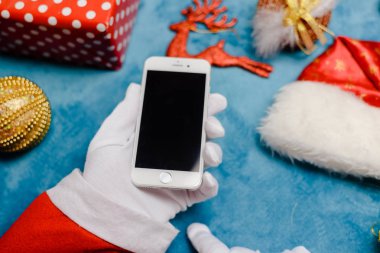 Oslo, Norveç - 05 Aralık 2016: açık mavi renkli meşgul Noel zamanında için Apple Iphone 7 smartphone cep telefonu ile üstten görünüm portre. Soyut dekorasyon boşaltmak x-mas kısa mesaj için boş ekran